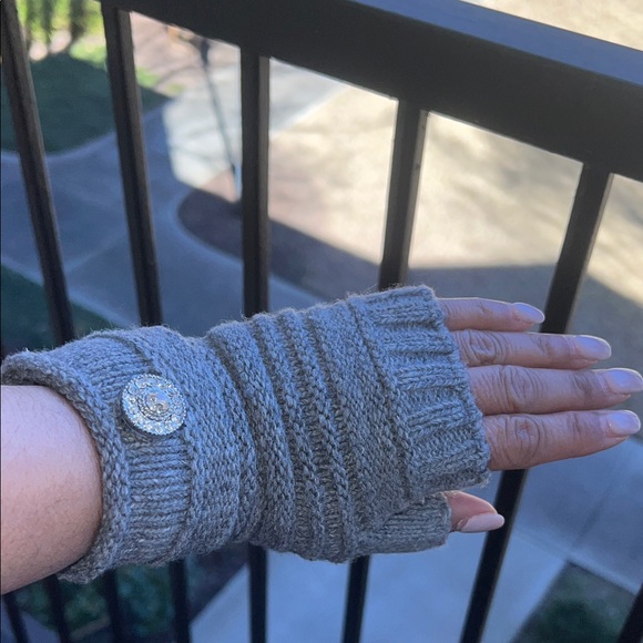 Fingerless Gloves with Rhinestone Button - Picture 4 of 4